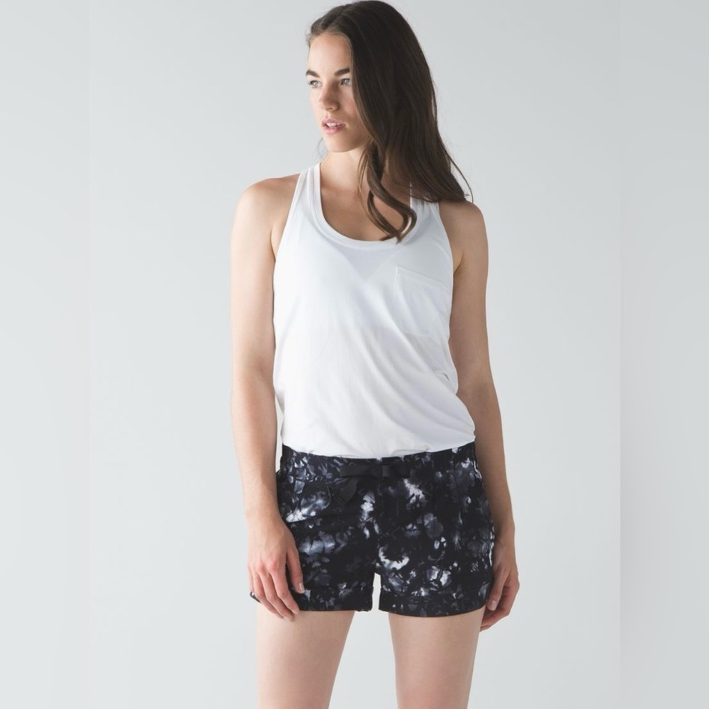 Lululemon Spring Break Away short Dusk Dye White Black/Black Size 6